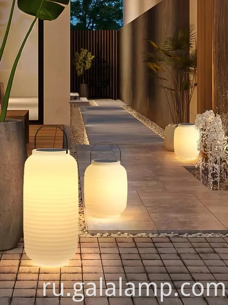 Солнечный динамик Bluetooth и открытый световой комбо двора